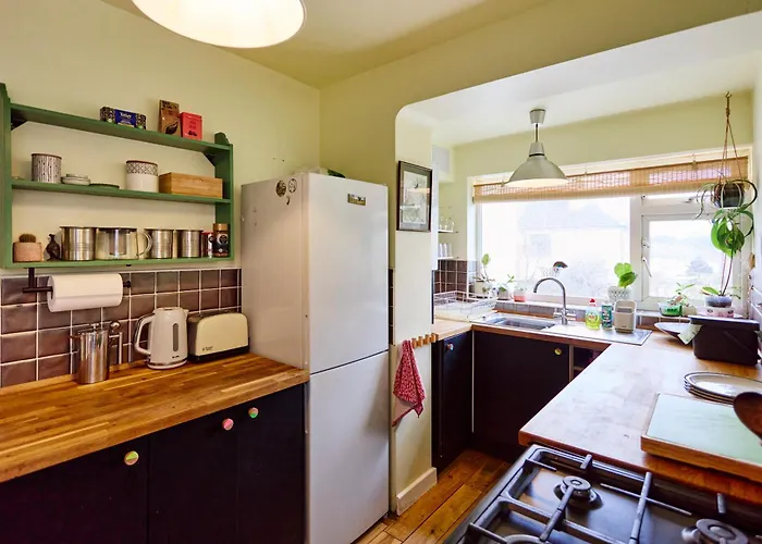 Family In Chapel Allerton Area - Peaceful Street, Free Parking