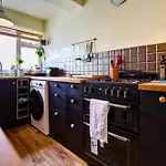 Family In Chapel Allerton Area - Peaceful Street, Free Parking Holiday home
