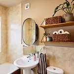 Family In Chapel Allerton Area - Peaceful Street, Free Parking Holiday home *