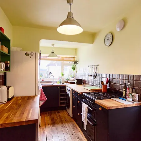 Family In Chapel Allerton Area - Peaceful Street, Free Parking *