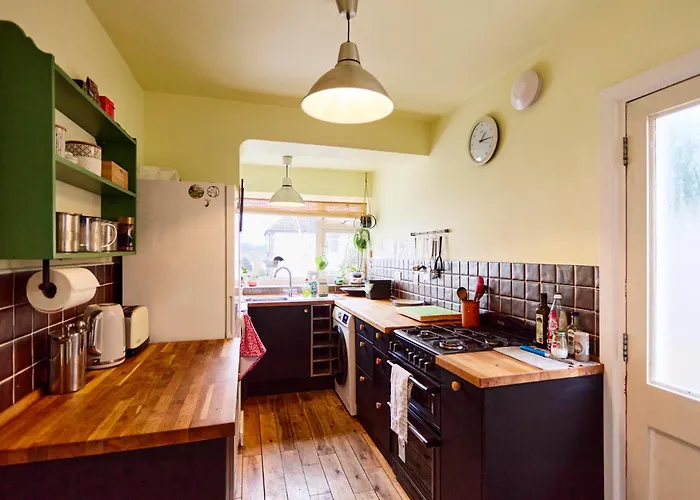 Family In Chapel Allerton Area - Peaceful Street, Free Parking *